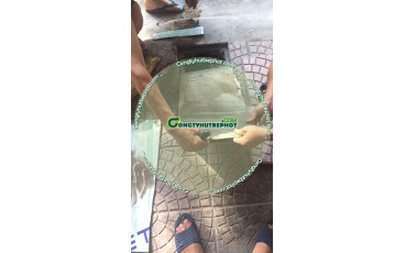 Thông tắc bồn cầu bằng máy bơm